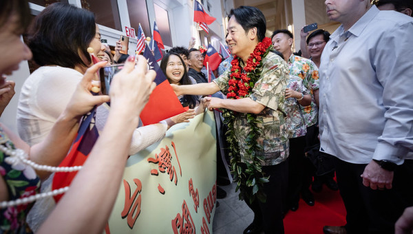 總統一行驅車前往下榻旅館，受到僑胞熱烈歡迎，總統也向現場僑胞握手致意，氣氛熱鬧歡愉。