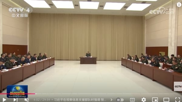 这次会议跟以往军方会议的座位编排有点“特别”，习近平没有像过去那样坐在主席台上发言。（视频截图）