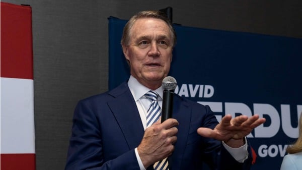 戴维・珀杜（David Perdue）在2022年5月24日乔治亚州亚特兰大举行的州长选举之夜活动上讲话。