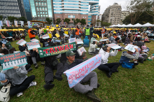 黑熊民防教育协会“Stand up as Taiwan 台湾主站派 接 力护台湾”活动8日下午抵达终点站，参与者在台北 华山中央艺文公园排出“DEFEND TAIWAN”字样， 举起布条为台湾加油打气。（以上图片来源皆为中央社）