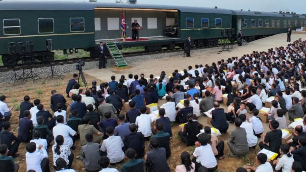 金正恩搭乘綠皮列車至平安北道義州郡探訪災民，在列車上還停靠一輛高級黑色休旅車。