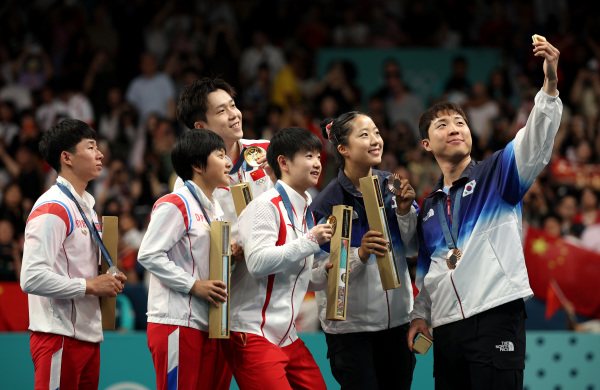 北韓與南韓桌球選手在奧運混雙項目分別奪下銀牌與銅牌，他們在頒獎台上合影的自拍照在南韓瘋傳，被譽為兩韓罕見展現團結的時刻。