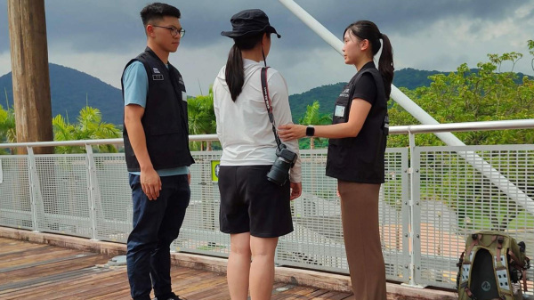 入境處展開執法行動，打擊在港提供攝影服務的非法勞工，共拘捕三名疑似從事非法工作的內地旅客。（香港政府新聞處）