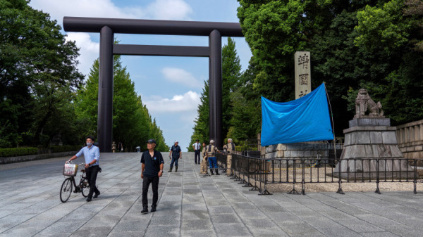 2024年8月19日，在東京靖國神社入口處的石柱上發現塗鴉後，一塊藍色的布遮住了標有靖國神社名稱的石柱。