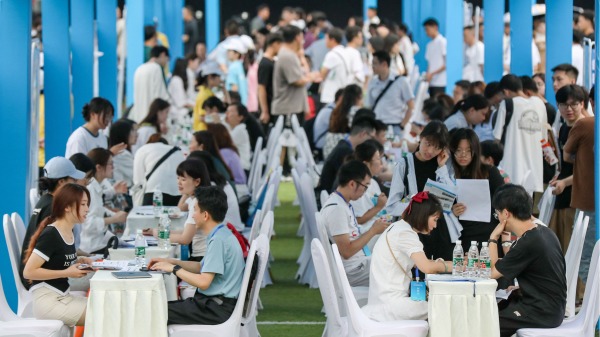 2023 年 6 月 14 日，大學畢業生和年輕人正在中國西南部四川省宜賓參加招聘會。國家統計局 2023 年 6 月 15 日表示，隨著新冠疫情後經濟成長的井噴式消退，5 月中國青年失業率躍升至創紀錄的 20.8%。 （/CNS/AFP via Getty Images）