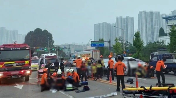 一輛韓國麵包車疑似闖紅燈遭撞釀5人死亡