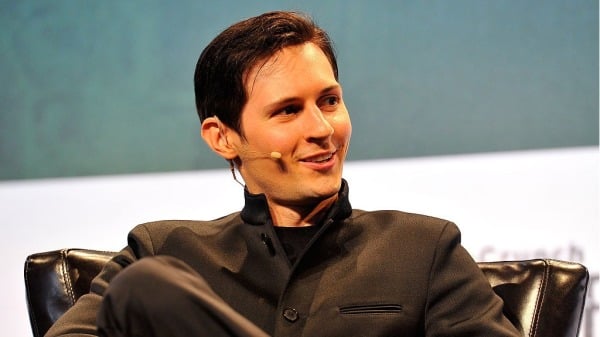 Telegram 執行長兼聯合創始人 Pavel Durov 於 2015 年 9 月 21 日在加州舊金山舉行的 TechCrunch Disrupt SF 2015 第一天在 70 號碼頭舉行的舞台上發表演說。