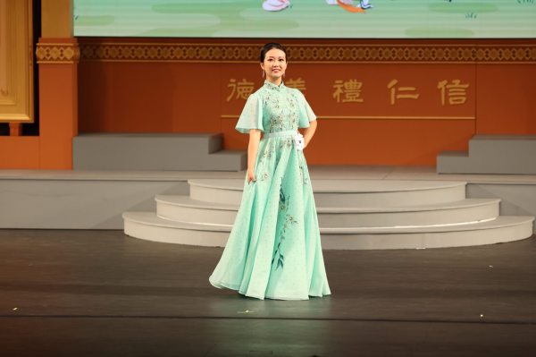 于小航在2023年新唐人首屆選美大賽上