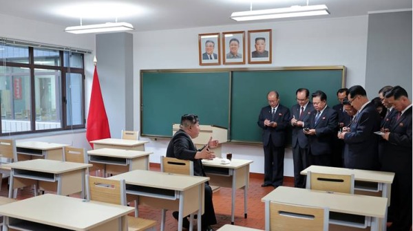 7月22日，朝鲜劳动新闻报导金正恩国务委员长在7月21日出席了中央干部学校竣工仪式的消息，并刊登且排挂着金日成、金正日、金正恩肖像画的照片。