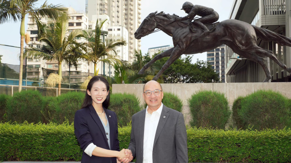 香港「劍后」江旻憓（左）在奧運奪金後，馬會執行總監譚志源（右）火速在臉書宣布江旻憓加入馬會的消息。（譚志源FB）