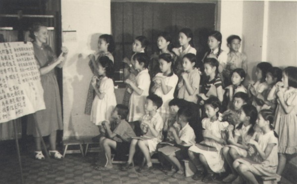 彭蒙惠出身美國西雅圖，1951年來台往東朝傳教士人數幾乎掛零的花蓮走，更走到深山部落探望原住民。