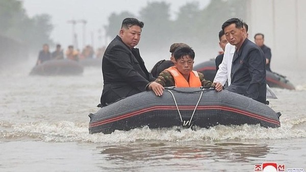 7月28日，金正恩和官員們搭乘汽艇，前往嚴重淹水災區視察。