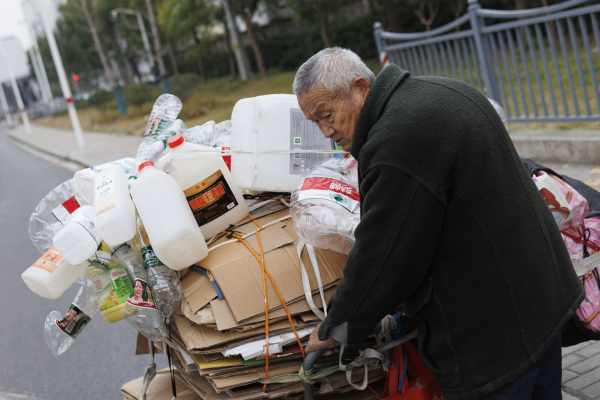 農民的生活誰來保，80多歲還得自己勞，上孝敬老下撫養小，自己老了生活不保。