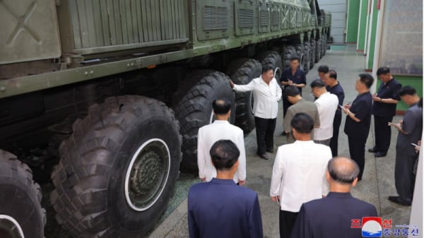 圖中朝鮮12軸24輪飛彈發射車，疑為加長、增重的「火星-18」洲際彈道飛彈使用。