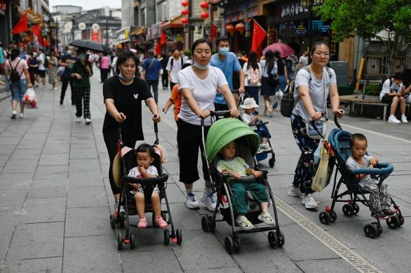 3名婦女推著嬰兒車逛街