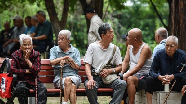 2024 年9 月13 日，老年人在中国东部安徽省阜阳市的一个公园休息。(STR/AFP via Getty Images)