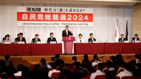 2024 年 9 月 13 日，日本執政黨自民黨總裁候選人、日本數位大臣河野太郎（中）在東京自民黨總部舉行的聯合新聞發布會上發表講話。候選人包括一位前總理的衝浪者兒子和一位狂熱的民族主義者，都在爭奪第一位女性總理。