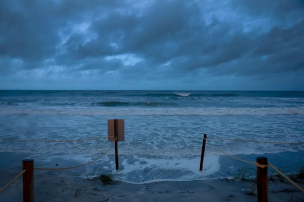 2024年9月26日，在佛罗里达州圣皮特海滩，飓风海伦在近海肆虐，墨西哥湾的海水涌向海滩。