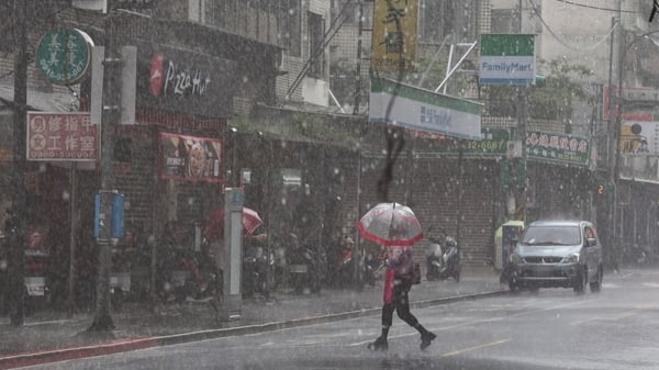 台风山陀儿逼近，台北间歇性大雨。