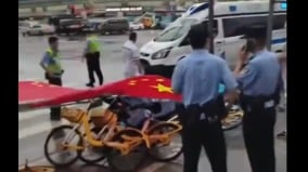 国殇日来临“国旗”掉成都路灯杆携旗倒塌砸死人(图)