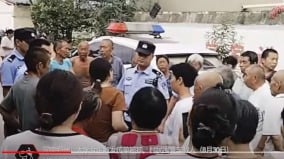 鄭州倆女大學生散發傳單被抓村民圍堵警車救人(圖)