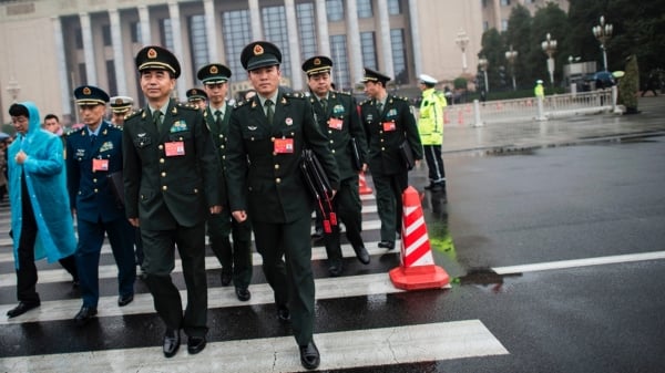 图为中共国家主席习近平在北京召开的中国共产党第十九次代表大会上发表演说后，中国军队代表离去。（图片来源：FRED DUFOUR/AFP via Getty Image）