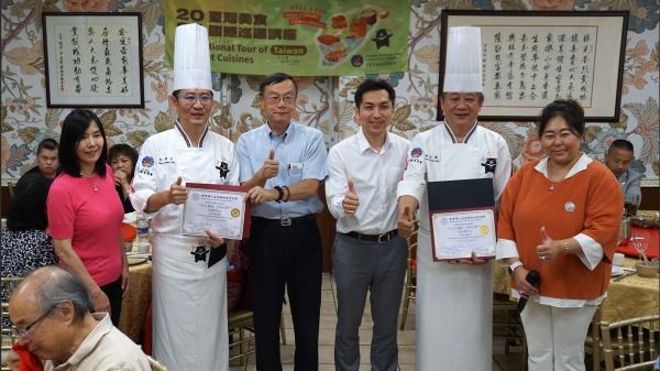 圖片3：大葉大學餐旅管理系專技教授彭建治（左）及金山兄弟食堂行政主廚郭宏徹（右）和僑胞們見面，並介紹菜餚。 （臺灣《僑務電子報》提供）