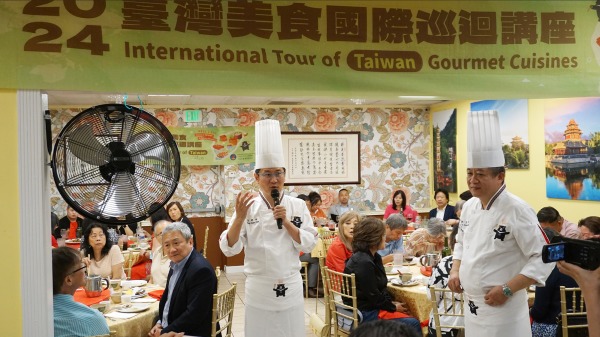 圖片3：大葉大學餐旅管理系專技教授彭建治（左）及金山兄弟食堂行政主廚郭宏徹（右）和僑胞們見面，並介紹菜餚。 （臺灣《僑務電子報》提供）