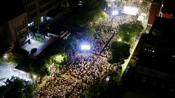 台灣民眾黨主席柯文哲遭羈押禁見，民眾黨8日晚間 在立法院旁舉辦公民開講活動聲援。