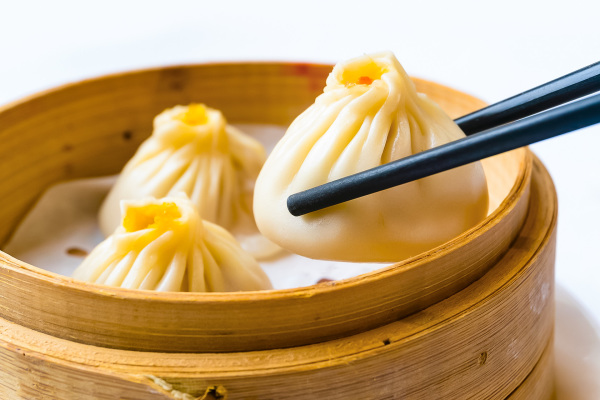 小笼包的英文译作“汤包”，吃的时候要留意汤水比较烫