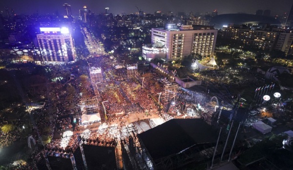「台北最HIGH新年城2025跨年晚會」31日晚間在台北市政府前廣場舉行，吸引許多民眾前來參加，人潮擠滿台北市政府前廣場。（圖片來源：中央社）