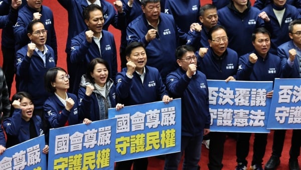 宪诉法覆议案遭否决，国民党团总召傅崐萁（前左4）率党籍立委在议场内振臂齐呼口号，强调守护民权、守护宪法。