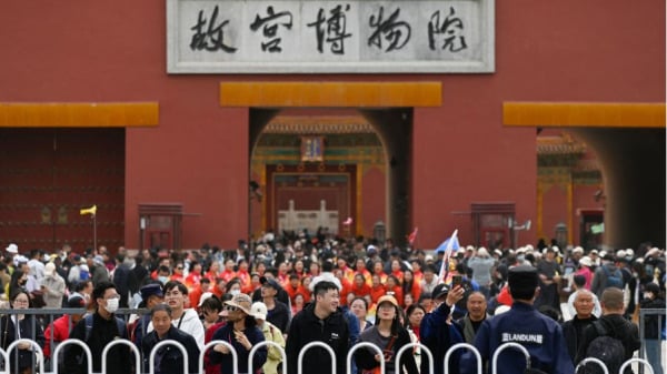 虽然中国在2024年祭出多项政策努力吸引外国游客，但成效不彰。图为参观北京故宫的游客们。