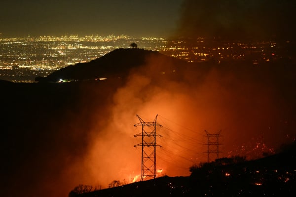 2025年1月11日，加州曼德維爾峽谷社區和恩西諾附近的電力線附近可見火焰和煙霧，帕利塞茲大火在此地迅速蔓延。