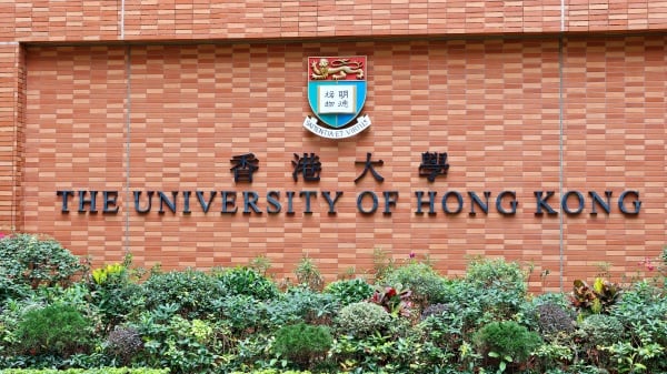 香港大學經管學院證實查獲約30名碩士生用假學歷申請就讀研究所，估計實際人數可能多達80至100人，警方調查發現這些學生都是中國籍。