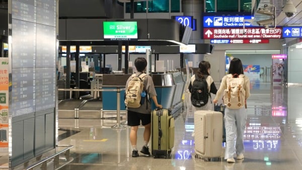 2024年10月2日，旅客走过桃园国际机场。（图片来源：TOMMY WANG/AFP via Getty Images）