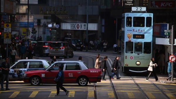 2025年1月16日，人們在香港過馬路。（圖片來源：PETER PARKS/AFP via Getty Images)