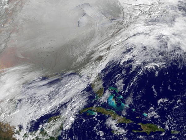 美国国家海洋和大气管理局（NOAA）提供的这张卫星资料图显示，2014年1月6日，极地涡旋的大片低压区进入美国北部。（含高清）