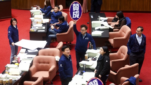 立院审中央政府总预算案期间，国民党立法院党团总召傅崐萁（前中）率党籍立委表达立场。（图片来源：中央社）