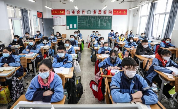 中国江苏省淮安市一所学校的学生正在上课。