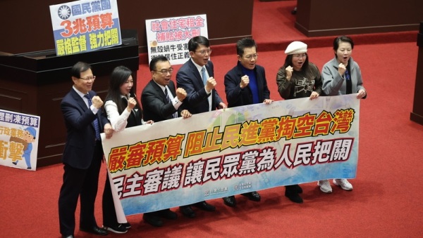 圖為民眾黨 立委黃國昌（中）等人在議場內拉起「民主審議 讓民 眾黨為人民把關」字條合影。