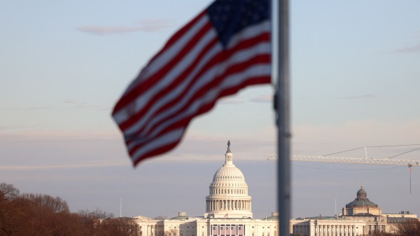 2025年1月18日，美國國旗在國會大廈附近飄揚，華盛頓為美國總統當選人唐納德．川普的就職典禮做準備。