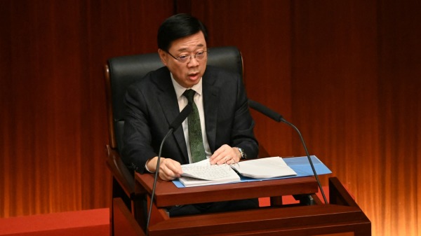 香港行政長官李家超在香港立法會會議廳發表年度施政報告。（圖片來源：PETER PARKS/AFP via Getty Images)