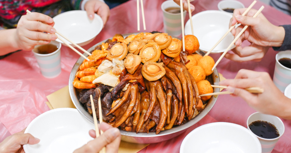 盆菜食用者须把盆内食物倒置，寓意同心协力期许明年时来运转