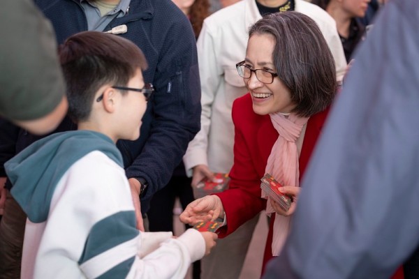 萧副总统在庙埕发放小红包，并祈愿台湾风调雨顺。（图片来源：总统府）