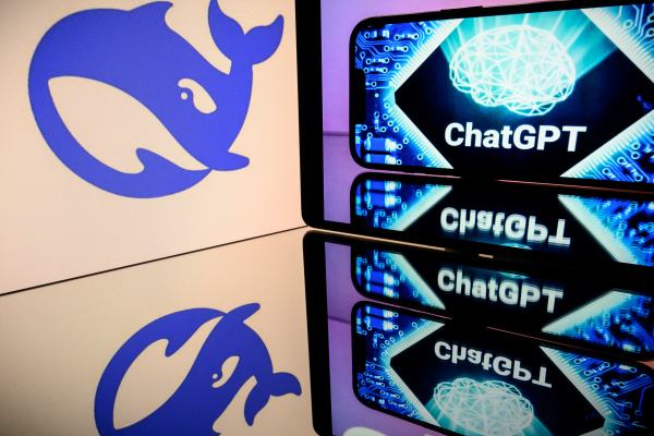 這張照片展示了顯示DeepSeek標誌的屏幕，以及OpenAI人工智慧聊天機器人ChatGPT的標誌，拍攝於2025年1月29日。