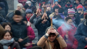 大年初一搶燒頭香求佛庇佑北京雍和宮等景點爆棚(組圖)