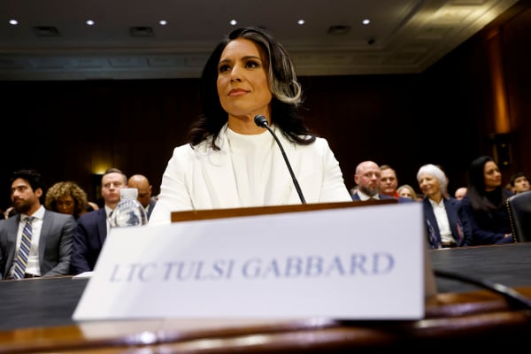 圖爾西．加巴德（Tulsi Gabbard）2025年1月30日在華盛頓特區迪爾克森參議院辦公大樓出席參議院情報委員會的確認聽證會並作證。