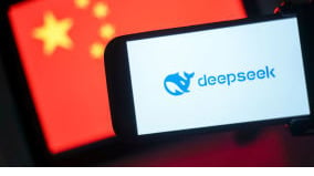 2025 年 1 月 28 日，DeepSeek 标志出现在一部手机上，前面是一面中国国旗。（图片来源：Anthony Kwan／Getty Images）