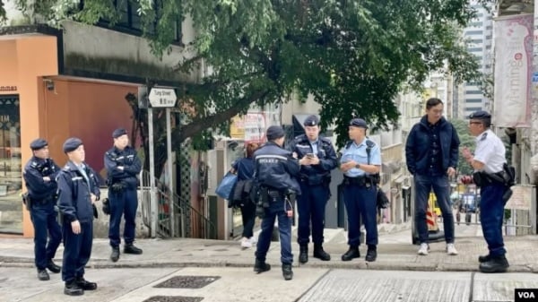 大批军装及便衣警员在太平山街独立书店及出版社跨年书展场地附近巡逻及布防。(图片来源：美国之音)